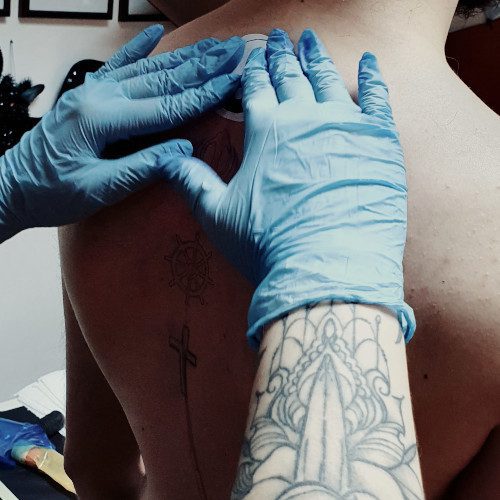 Pierwsze chwile po tatuażu i objawy - artykuł | PROPAGANDA TATTOO & PIERCING | Studio tatuażu i piercingu Poznań. Tatuaże artystyczne, dobre studio, najlepsze studio w Poznaniu. Tatuaże realistyczne, realistyka, oldschool, cartoon, dotwork, sketch. Tatuaże portrety realistyczne, zwierzęta, kolorowe tatuaże.