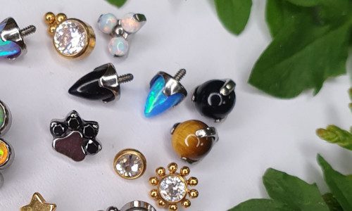 PROPAGANDA TATTOO & PIERCING | Studio tatuażu i piercingu Poznań. Sklep z biżuteria do piercingu Poznań. Szkolenia i kurs piercinu Poznań. Laserowe usuwanie tatuażu i makijażu permanentnego Poznań - Jack Vader. Zdejmowanie szwów. Piegi permanentne. Pomoc piercingowa - Tauay Piercing. Biżuteria ozdobna do piercing. Tatuaże realistyka, komiks, oldschool.